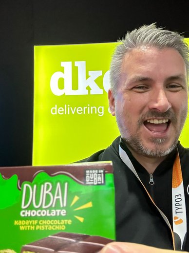 Olivier Dobberkau mit der Dubai-Schokolade in der Hand