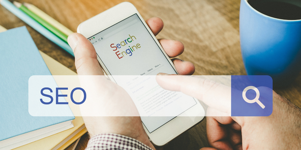 Smartphone und Suchleiste mit dem Wort SEO 