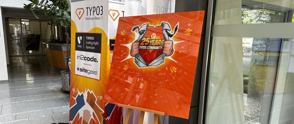 Eingang zu den TYPO3 Developer Days 2023 mit den dazugehörigen Plakaten im Superman-Motiven