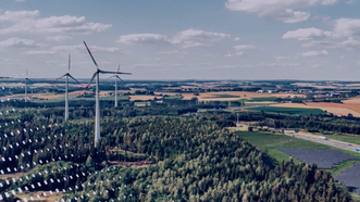 Windkraftanlagen und Natur mit einem Fluss