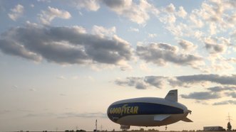 Zeppelin mit der Aufschrift Good Year bei Abenddämmerung